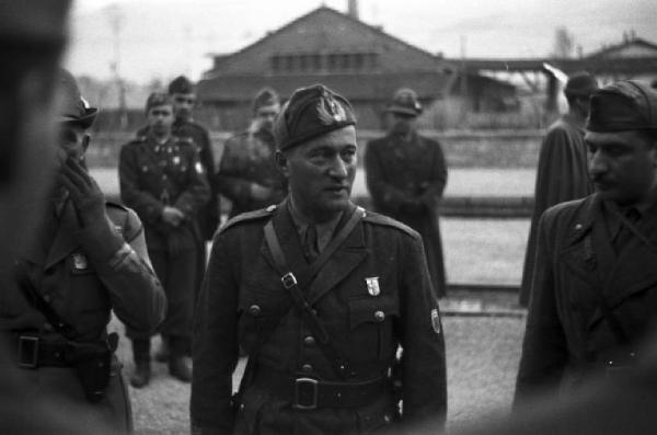 Italia Seconda Guerra Mondiale. Caserma militare di Riva del Garda - partenza della legione croata: un ufficiale dell'esercito croato davanti al treno in partenza