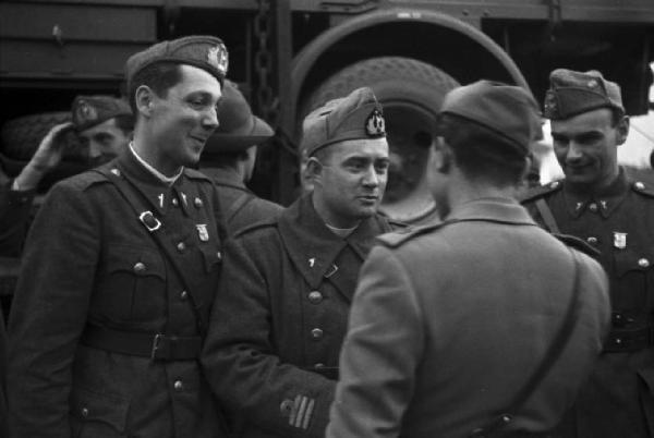 Italia Seconda Guerra Mondiale. Caserma militare di Riva del Garda - partenza della legione croata: scorcio tra i soldati in partenza