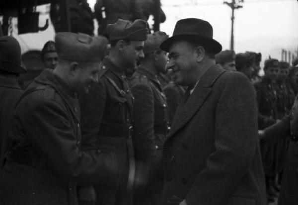 Italia Seconda Guerra Mondiale. Caserma militare di Riva del Garda - partenza della legione croata: saluto ai soldati in partenza