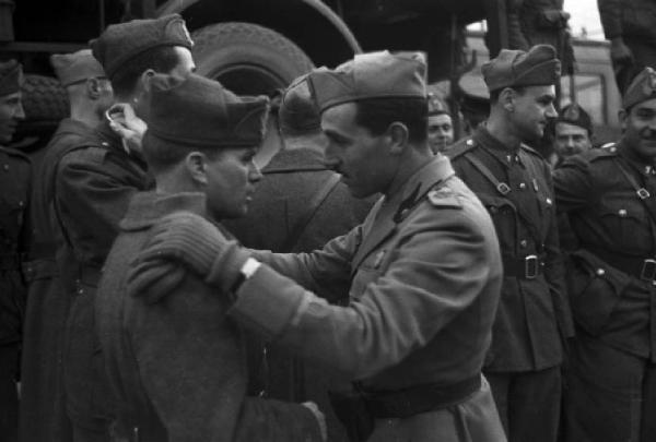 Italia Seconda Guerra Mondiale. Caserma militare di Riva del Garda. Partenza della legione croata: due soldati si abbracciano prima della partenza