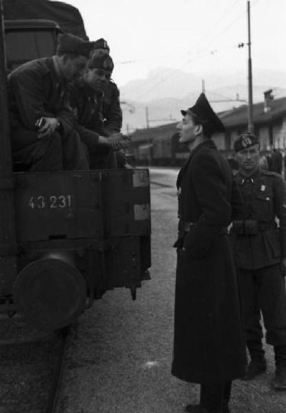 Italia Seconda Guerra Mondiale. Caserma militare di Riva del Garda - partenza della legione croata: un ufficiale croato conversa con duer soldati a bordo del treno prima della partenza