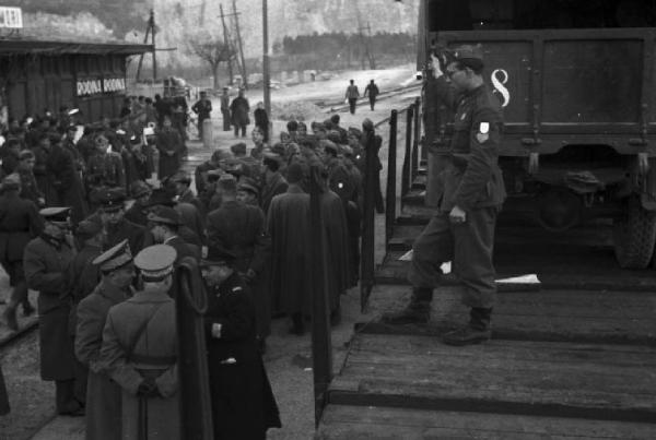 Italia Seconda Guerra Mondiale. Caserma militare di Riva del Garda - partenza della legione croata: scorcio del treno con i militari prima della partenza