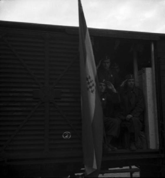 Italia Seconda Guerra Mondiale. Caserma militare di Riva del Garda - partenza della legione croata: scorcio di un vagone con una bandiera croata prima della partenza