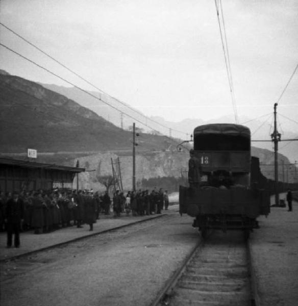 Italia Seconda Guerra Mondiale. Caserma militare di Riva del Garda - partenza della legione croata: scorcio del treno in partenza