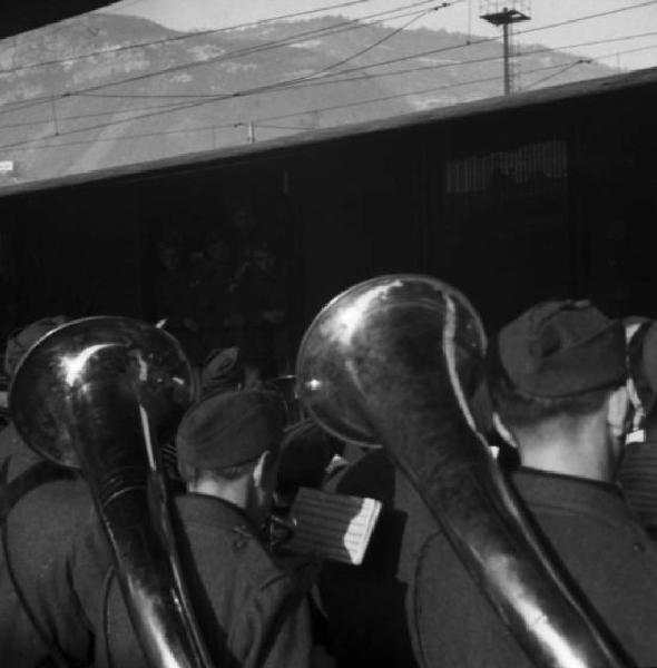 Italia Seconda Guerra Mondiale. Partenza della legione croata: una banda militare saluta i soldati durante una tappa del viaggio