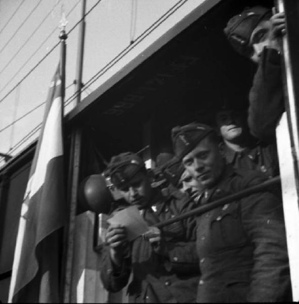 Italia Seconda Guerra Mondiale. Partenza della legione croata: scorcio tra i soldati durante una pausa del viaggio