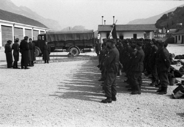 Italia Seconda Guerra Mondiale. Riva del Garda: partenza della legione croata. Scorcio del picchetto all'interno della caserma