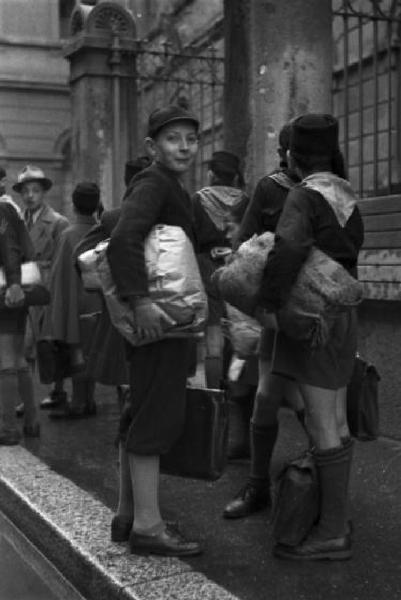 Italia Seconda Guerra Mondiale. Milano - raccolta della lana - gruppo di giovani studenti impegnati nella raccolta per le vie della cittÃ 