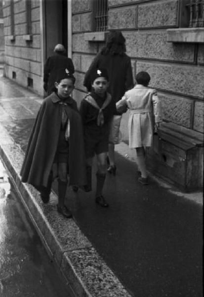 Italia Seconda Guerra Mondiale. Milano - raccolta della lana durante il regime fascista: coppia di giovani Balilla per le vie del quartiere durante il tragitto verso la scuola