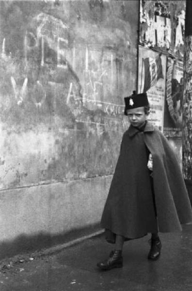 Italia Seconda Guerra Mondiale. Milano - raccolta della lana durante il regime fascista: giovane balilla sorpreso per una via della città durante il tragitto