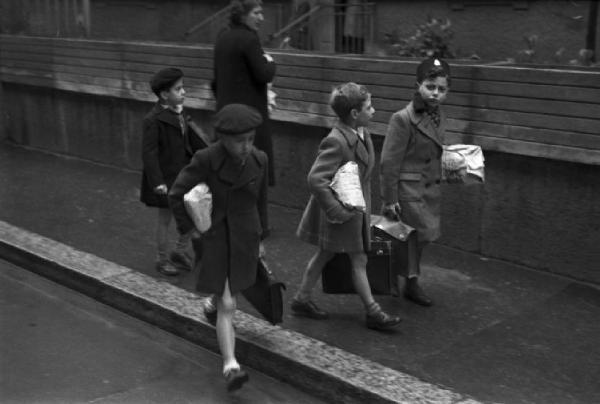 Italia Seconda Guerra Mondiale. Milano - raccolta della lana durante il regime fascista: gruppo di giovani balilla sorpreso per una via del quartiere durante il tragitto che li porta a scuola