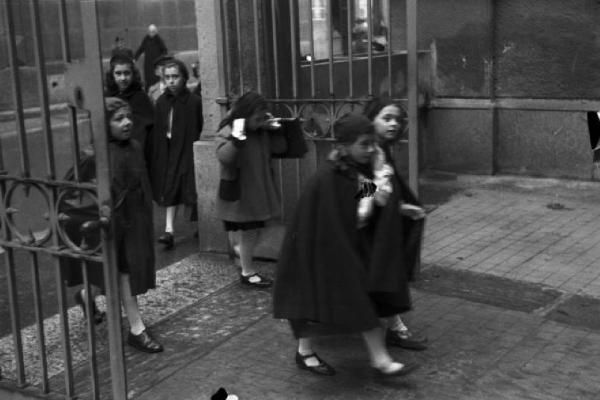 Italia Seconda Guerra Mondiale. Milano - raccolta della lana durante il regime fascista: gruppo di giovani studenti si appresta ad entrare con la lana nella scuola, sede della raccolta