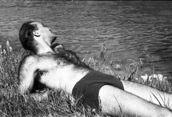 Internamento in Svizzera. Woeschnau. Ritratto maschile, uomo a torso nudo in un momento di relax in riva a un fiume