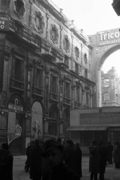 Italia Dopoguerra. Milano - galleria Vittorio Emanuele - Scorcio con la folla in primo piano - si intravede la parte di copertura che ancora deve essere ricostruita