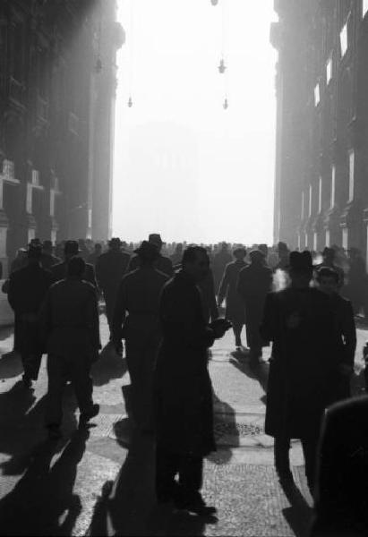 Italia Dopoguerra. Milano - galleria Vittorio Emanuele - Scorcio con un capannello di persone in primo piano