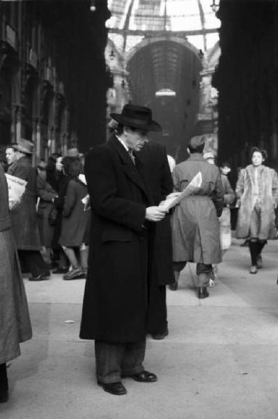 Italia Dopoguerra. Milano - galleria Vittorio Emanuele - Un uomo legge il giornale