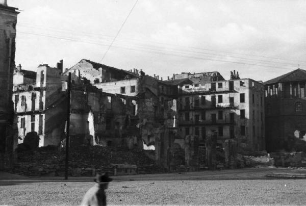 Italia Dopoguerra. Milano - piazza Vetra - Scorcio della piazza con i resti degli edifici bombardati