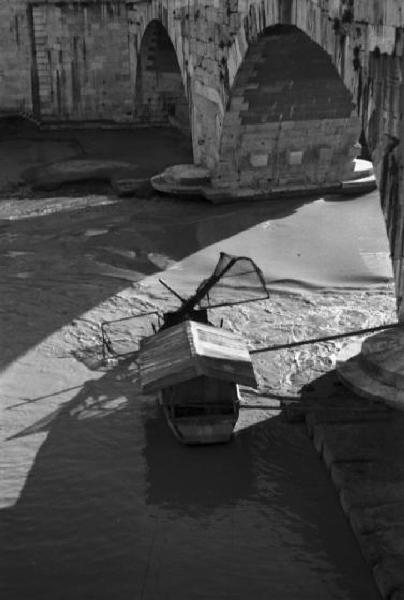 Roma. Scorcio dall'alto di alcune imbarcazioni nel fiume Tevere nei pressi del ponte Cestio che collega l'Isola Tiberina