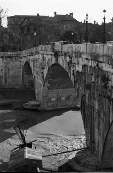 Roma. Scorcio del ponte Cestio che si stende sulla riva meridionale del Tevere e collega l'isola Tiberina alla città di Roma