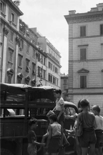 Roma - Ragazzini intorno a un camioncino - palazzi