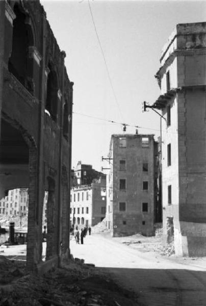 Italia Dopoguerra. Savona - edifici semidistrutti dai bombardamenti