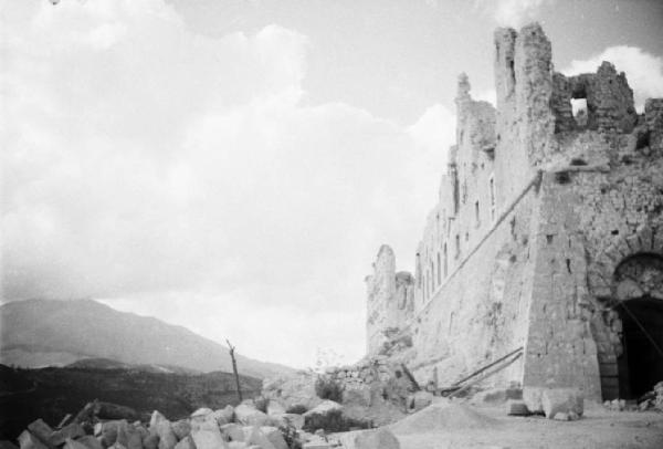 Italia Dopoguerra. Montecassino - Abbazia - Scorcio dell'edificio quasi completamente distrutto dai bombardamenti