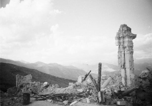 Italia Dopoguerra. Montecassino - Abbazia - Veduta delle vallate circostanti - In primo piano le rovine dell'edificio quasi completamente distrutto dai bombardamenti