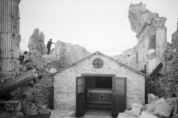 Italia Dopoguerra. Montecassino - Abbazia - Cappella tra le macerie dell'edificio quasi completamente distrutto dai bombardamenti