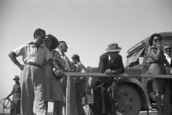 Italia Dopoguerra. Tratto di fiume Po nei pressi di Cremona - Gruppo di persone a bordo del traghetto