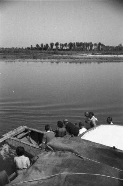 Italia Dopoguerra. Tratto di fiume Po nei pressi di Cremona - Veduta della campagna lungo l'argine del fiume dal traghetto