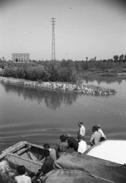 Italia Dopoguerra. Tratto di fiume Po nei pressi di Cremona - Veduta della campagna nei pressi dell'approdo dal traghetto