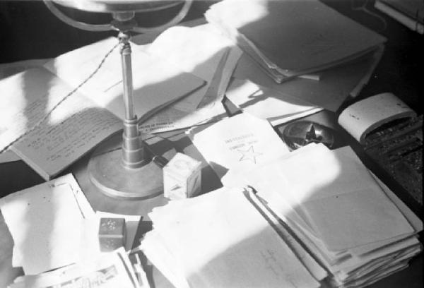 Roma. Lo studio di Francesco Nitti - particolare della scrivania con lampada da tavolo, quaderni e fogli sparsi