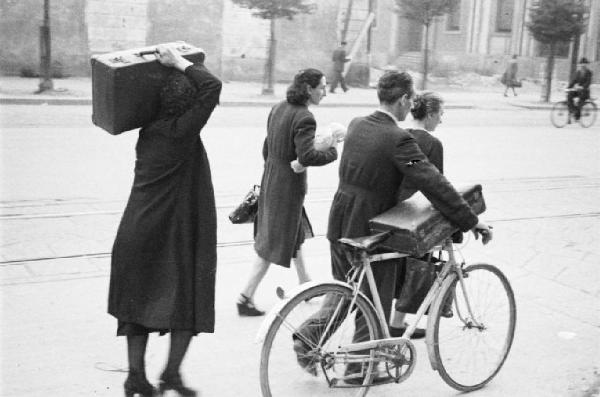 Italia Seconda Guerra Mondiale. Milano. La città dopo il bombardamento del 12 agosto 1943, cittadini che sfollano