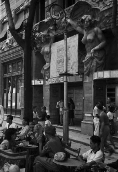 Italia Dopoguerra. Trieste - Bar con tavolini all'aperto