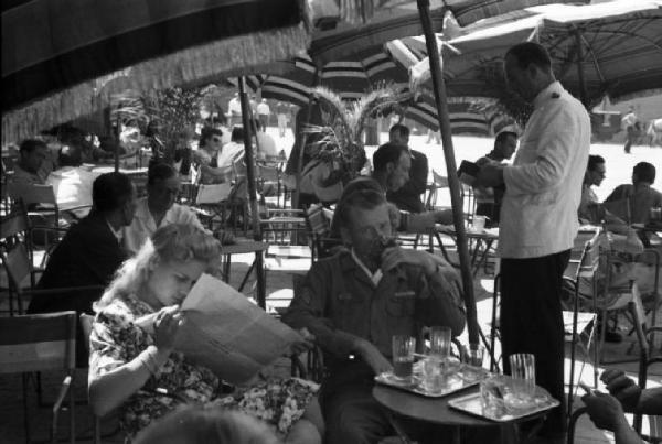 Italia Dopoguerra. Trieste - Bar all'aperto con i tavolini ombreggiati da ombrelloni