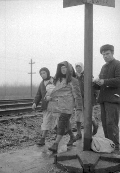 Campagna di Russia. Ucraina - Slavianka [?] - ritratto di gruppo - persone lungo i binari della ferrovia
