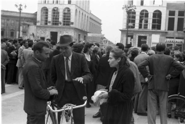 Referendum 1946 Repubblica o Monarchia. Milano - Piazza del Duomo - Tre persone discutono - sullo sfondo folla in attesa