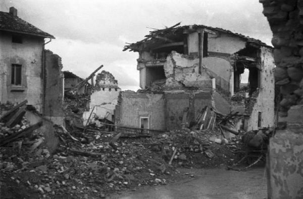 Italia Dopoguerra. Marzabotto - Il paese devastato, abitazioni distrutte