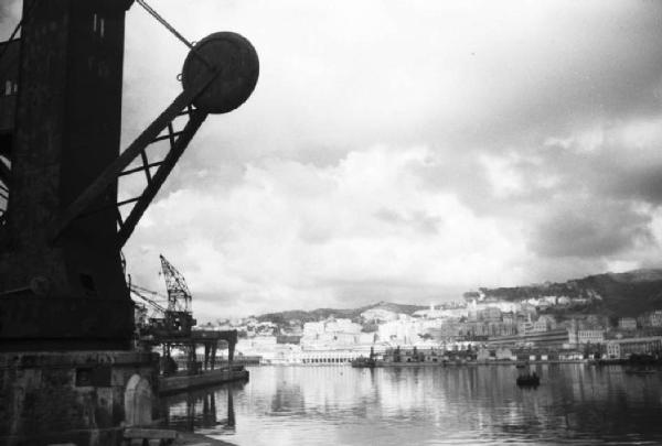 Italia Dopoguerra. Genova - Veduta della città dal porto