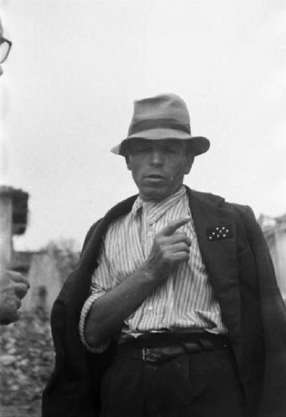 Italia Dopoguerra. Marzabotto - Anziano abitante con le stellette appuntate sul bavero della giacca