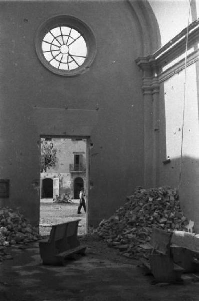 Italia Dopoguerra. Marzabotto - Interno della chiesa devastato dai bombardamenti