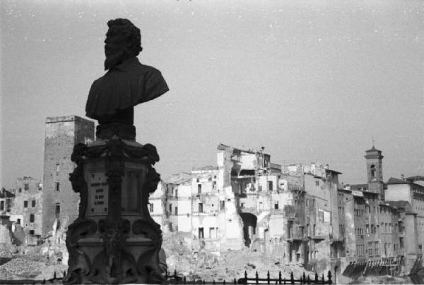 Italia Dopoguerra. Firenze - Parte del centro storico distrutto dai bombardamenti - In primo piano un busto su piedestallo modanato