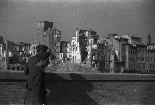 Italia Dopoguerra. Firenze - Due militari camminano lungo il Lungarno distrutto dai bombardamenti