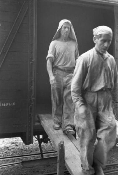 Italia Dopoguerra. Genova - Coppia di camalli trasporta sacchi di farina