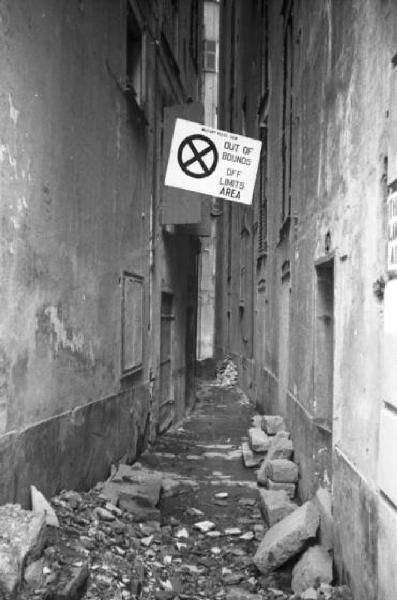 Italia Dopoguerra. Genova - Caruggio invaso da macerie - cartello in lingua inglese che definisce l'area "off limits"