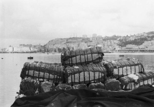 Italia Dopoguerra. Genova - Scorcio di una barca in mare con un carico di cotone - Sullo sfondo la cittÃ 