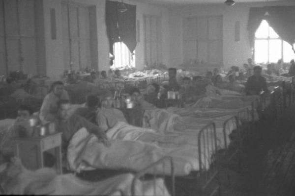 Campagna di Russia. Ucraina - Dnipropetrovs'k - ospedale militare - corsia - pazienti a letto - militari
