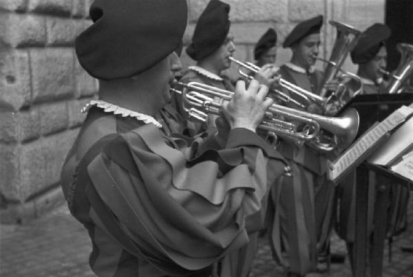 Roma. Città del Vaticano. Giuramento Guardia Svizzera. Concerto della banda - guardie che suonano la tromba