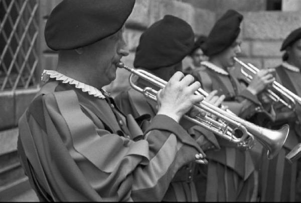 Roma. Città del Vaticano. Giuramento Guardia Svizzera. Concerto della banda - alcune guardie durante l'esecuzione di un brano musicale