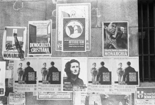 Referendum 1946 Repubblica o Monarchia. Milano - Muro - Manifesti elettorali monarchici e repubblicani